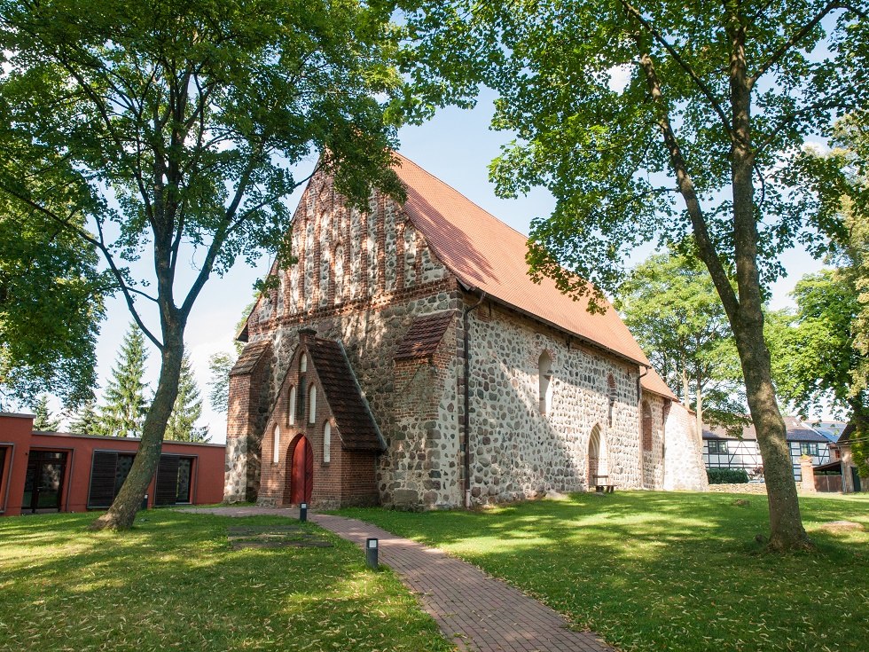 Church Vilz side from the front with modern extension // © Frank Burger Church Vilz side from the front with modern extension // © Frank Burger