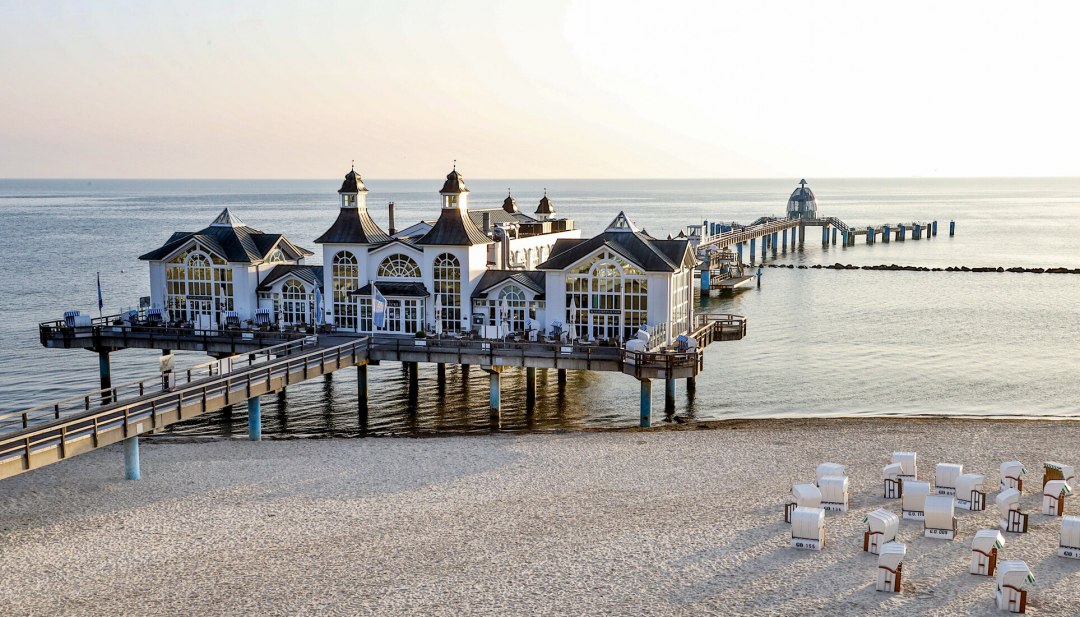 De pier in Sellin op het eiland Rügen nodigt uit tot een wandeling, ongeacht het weer. // © MV-T/Gohlke De pier in Sellin op het eiland Rügen nodigt uit tot een wandeling, ongeacht het weer. // © MV-T/Gohlke