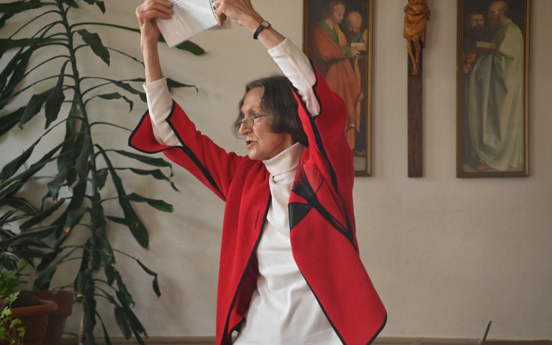 Karin Liersch at a reading in 2024, © Sabrina Lampe/Förderkreis Kirche Damshagen