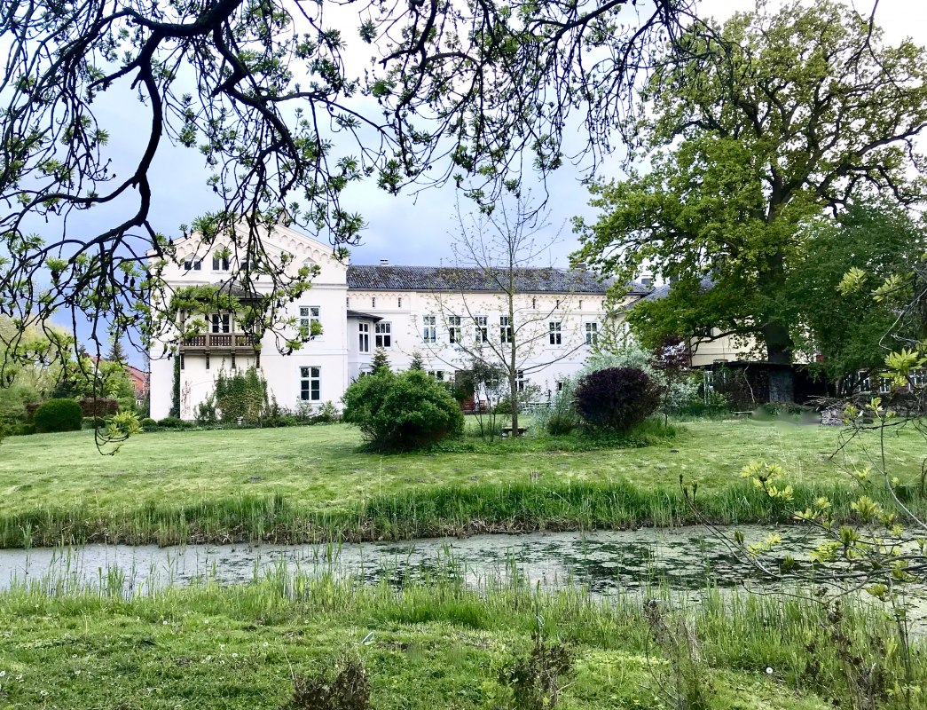 Widok na dw&oacute;r od strony parku // &copy; Herrenhaus Roggow