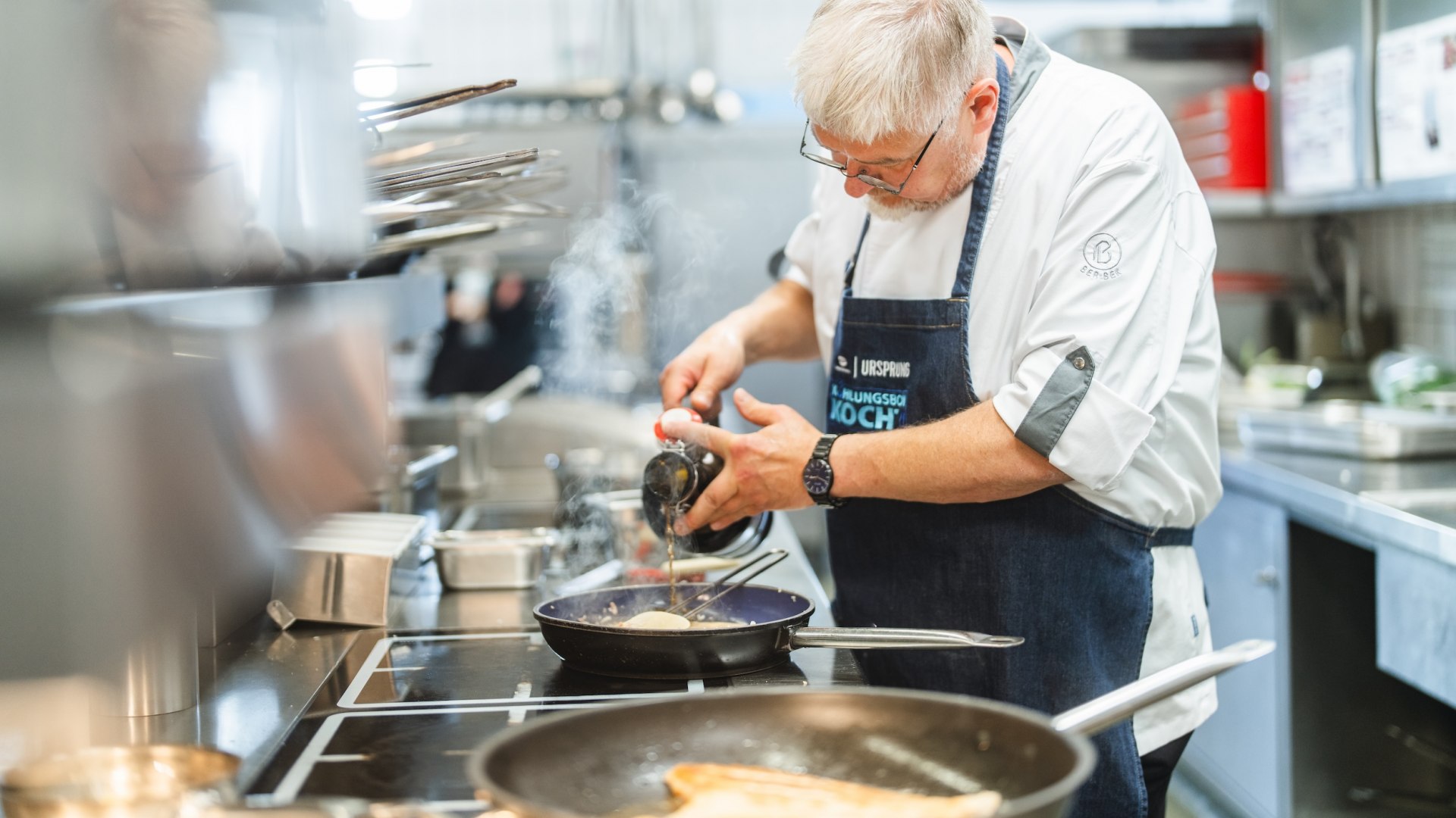 Frank Haarde is chef-kok in het Upstalsboom Hotel in de Oostzeebadplaats Kühlungsborn en tovert een heerlijke maaltijd op tafel met verse ingrediënten uit de Oostzeebadplaatsen van Mecklenburg-Vorpommern. Hier is een mooie foto van de Mumme van Wismar met de schol uit de Oostzeebadplaats Boltenhagen., © TMV/Gross