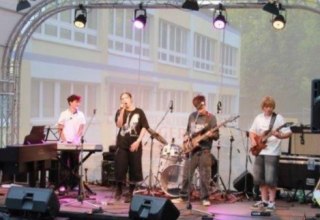 Die Schulband "Pausenbrot" on stage. // &copy; kon.centus