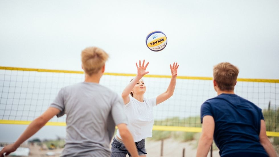 Children play beach volleyball on the beach of Warnem&uuml;nde-Rostock. // &copy; MV-T/Felix G&auml;nsicke