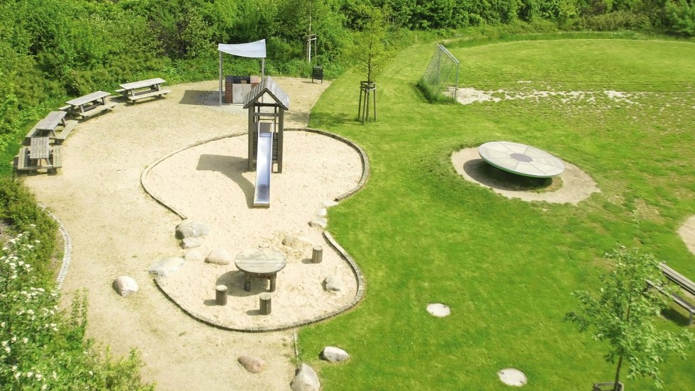 Przestronny teren z placem zabaw, boiskiem do siatkówki plażowej, tenisem stołowym i wieloma innymi atrakcjami., © DJH MV / Danny Gohlke