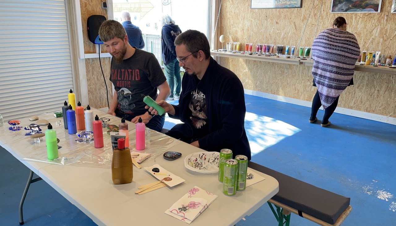 Goście przy pracy tw&oacute;rczej w warsztacie malarskim Pinselwolf., &copy; Wolfgang Hube