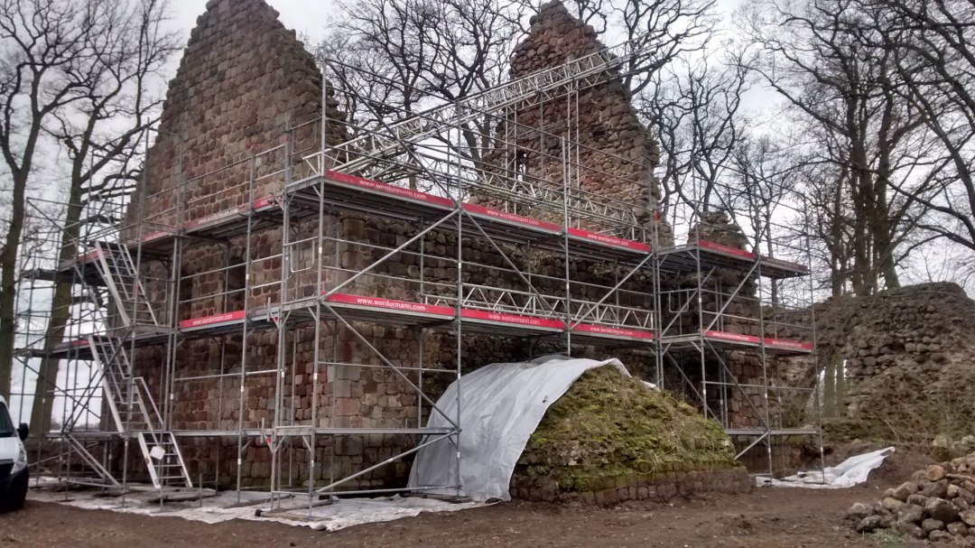 Rusztowania wewnątrz i na zewnątrz ruin kościoła Marzec 2019 r., © N. Scherfig