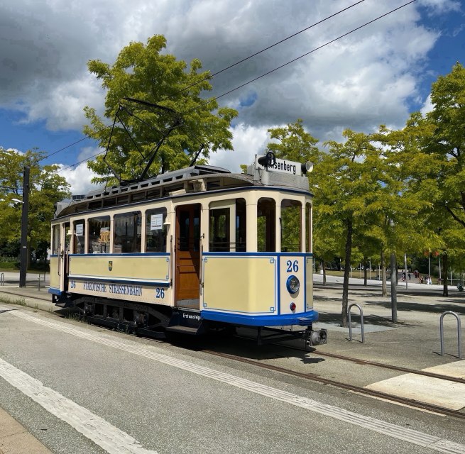 Historic Railcar 26 at Bertha-Klingberg-Platz // © Nahverkehr Schwerin GmbH (NVS) Historic Railcar 26 at Bertha-Klingberg-Platz // © Nahverkehr Schwerin GmbH (NVS)