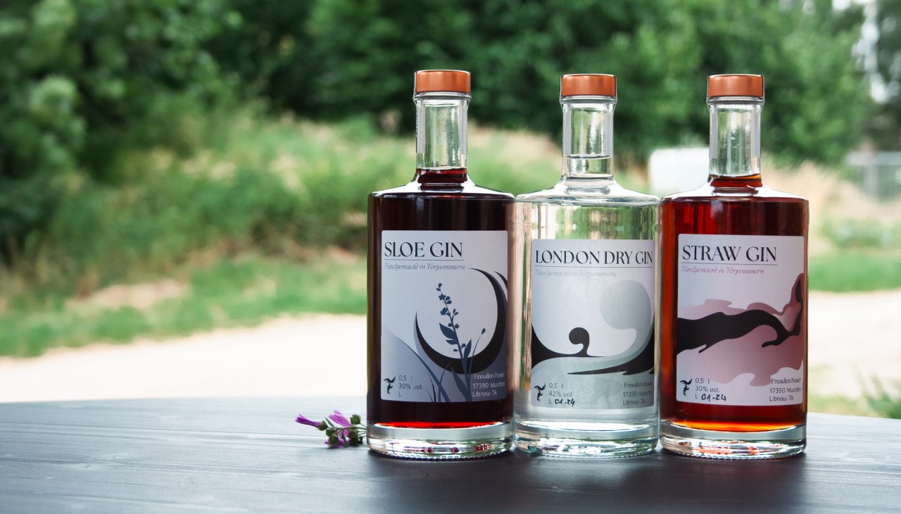 De gins. Een categorie naast single-variietal fruitbrandewijnen, geists, likeuren en ciders die op de fles worden gefermenteerd volgens de champagnemethode., © FreudenFeuer Destillerie GbR