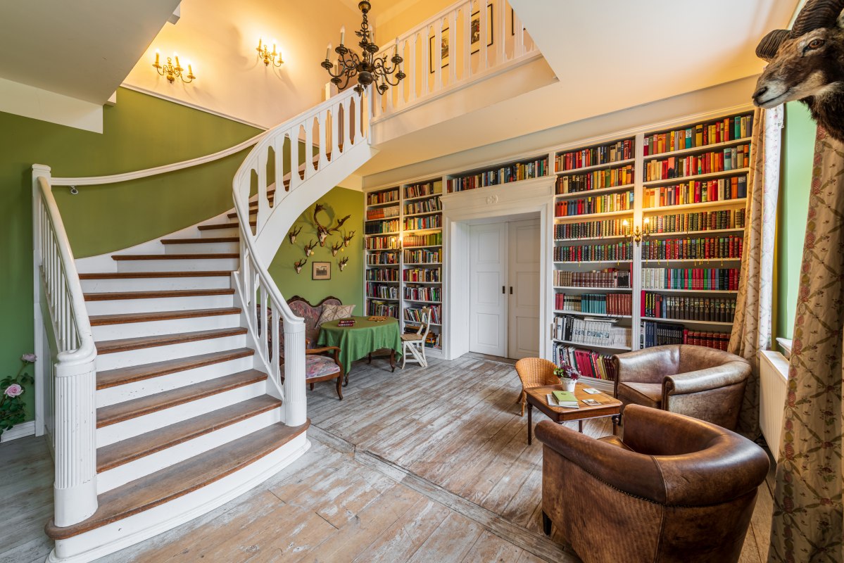 Comfortable library for browsing, &copy; Gut Klein Nienagen / Markus Tiemann