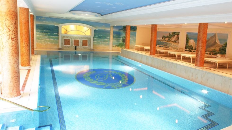3000 m² wellnessruimte inclusief zoutwaterzwembad (18 x 6 m) met tegenstroomsysteem, 6 sauna's, wellness- en schoonheidsbehandelingen., © Rugard Strandhotel