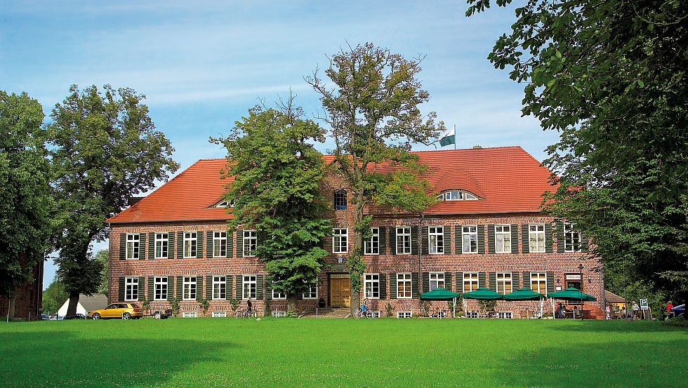 Von außen wirkt das Gutshaus Ludorf eher schlicht -  Im Inneren verzieren barocke Malereien die Decken des Renaissance-Baus, © TMV/Legrand
