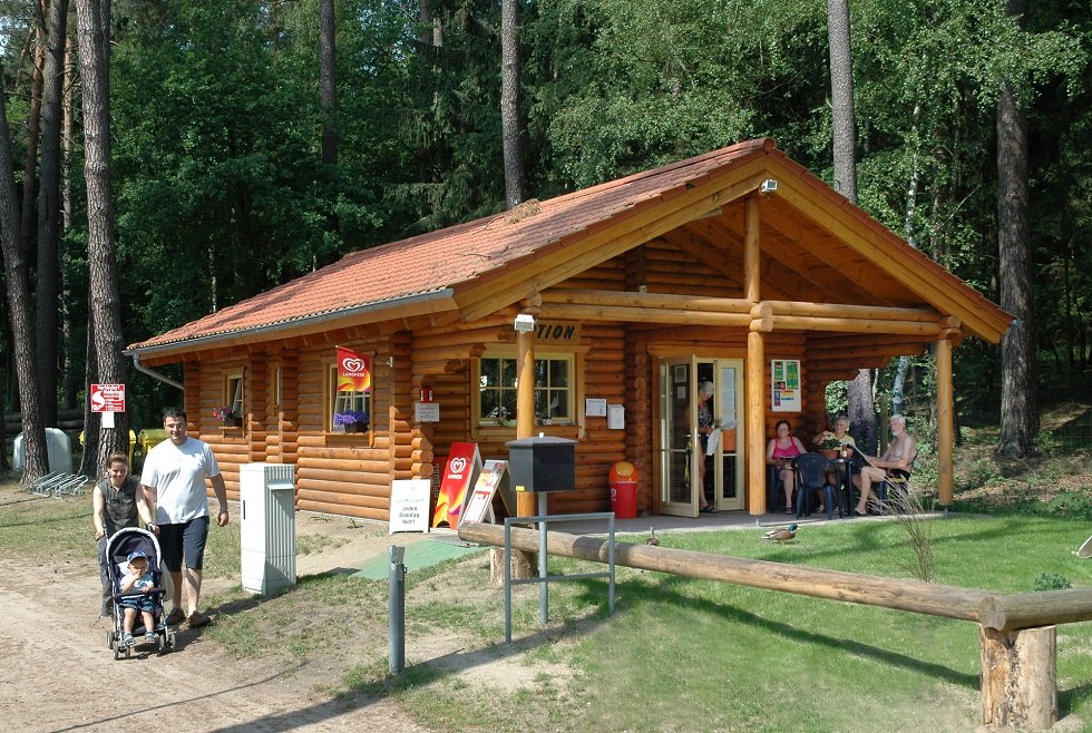 W recepcji znajduje się r&oacute;wnież mały sklepik z codziennymi świeżymi wypiekami. // &copy; Haveltourist