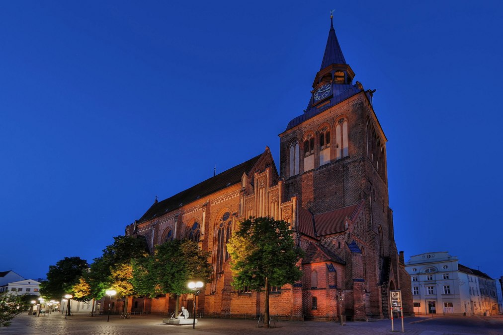 Widok z zewnątrz kościoła parafialnego Mariackiego nocą, © Helga Möbius