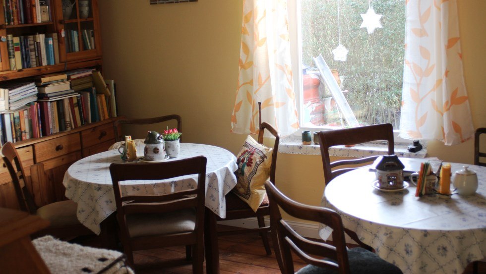 Wat wordt er aangeboden in het leescaf&eacute;: koffie, ijskoffie, milkshakes, sinaasappelijs, fruitspritsen, sundaes, gebak, versgemalen muesli en heel veel boeken // &copy; Hof-Laden Nr. 23 und Lese-Caf&eacute;