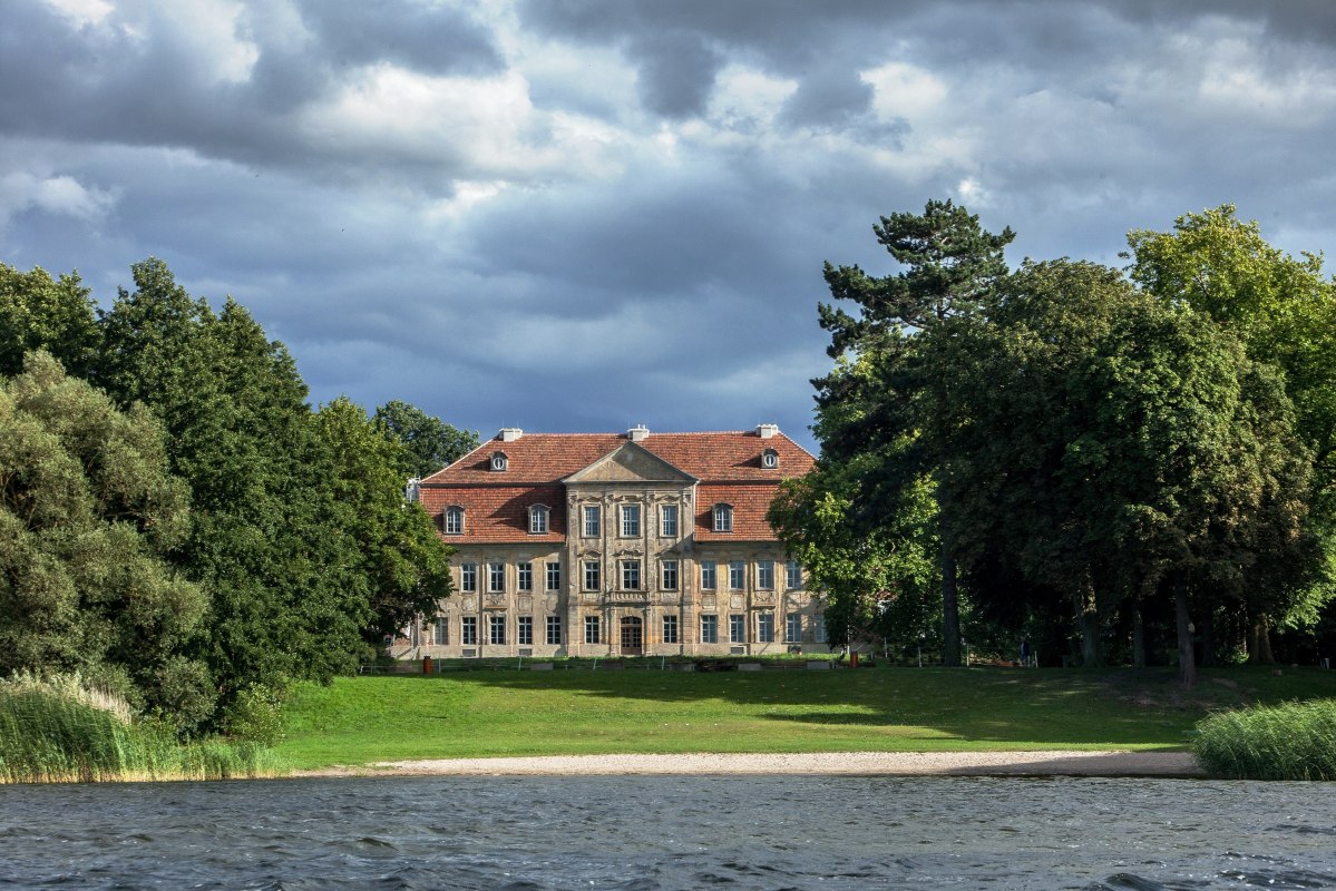 Strand voor het kasteel, &copy; A. Groh