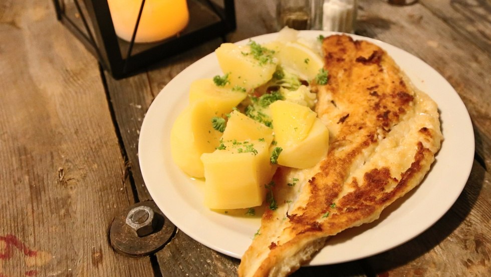 Klassieke visfrituur: kabeljauwfilet met gekookte aardappelen, © F&F Fisch und Feinkost GmbH