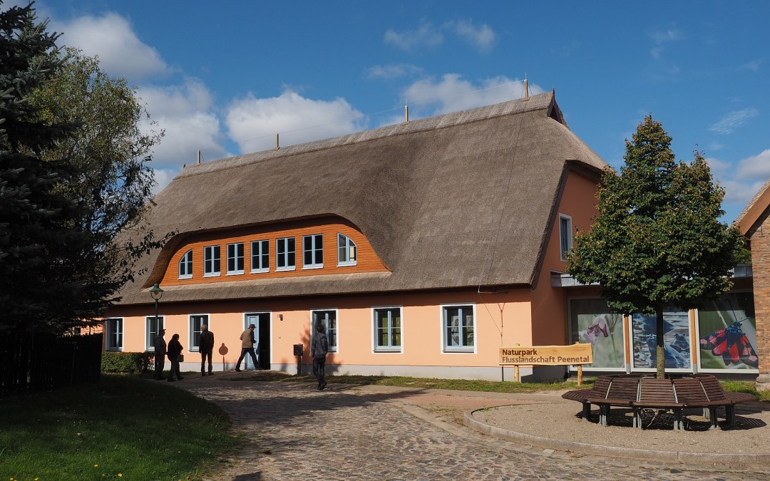 Widok z zewnątrz na centrum informacji dla zwiedzających Parku Krajobrazowego Doliny Rzeki Peene, © Harald Karl